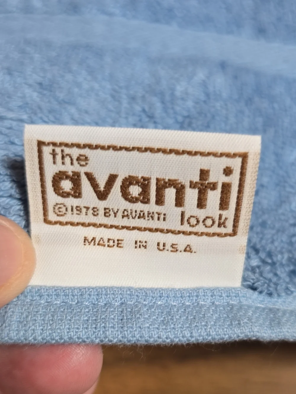 Vintage 1978 The Avanti Look Embroidered Seashell Towel